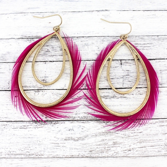 CRAVE Jewelry - 2/$10- 🧚‍♂️HP🧚‍♂️ FUCHSIA FEATHER  GOLDTONE EAR